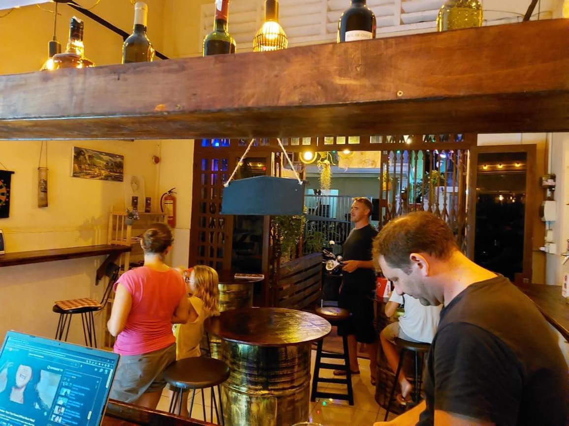 Peri Evi Hostel Phnom Penh Bassac Lane Buitenkant foto