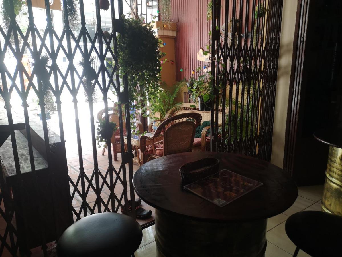 Peri Evi Hostel Phnom Penh Bassac Lane Buitenkant foto