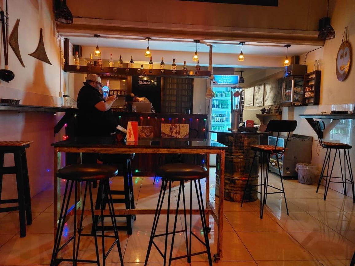 Peri Evi Hostel Phnom Penh Bassac Lane Buitenkant foto