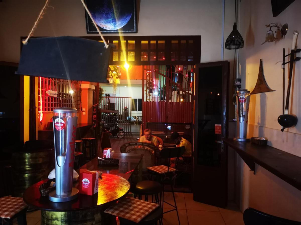 Peri Evi Hostel Phnom Penh Bassac Lane Buitenkant foto