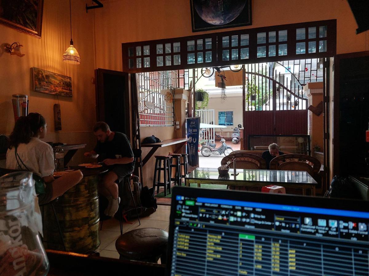 Peri Evi Hostel Phnom Penh Bassac Lane Buitenkant foto