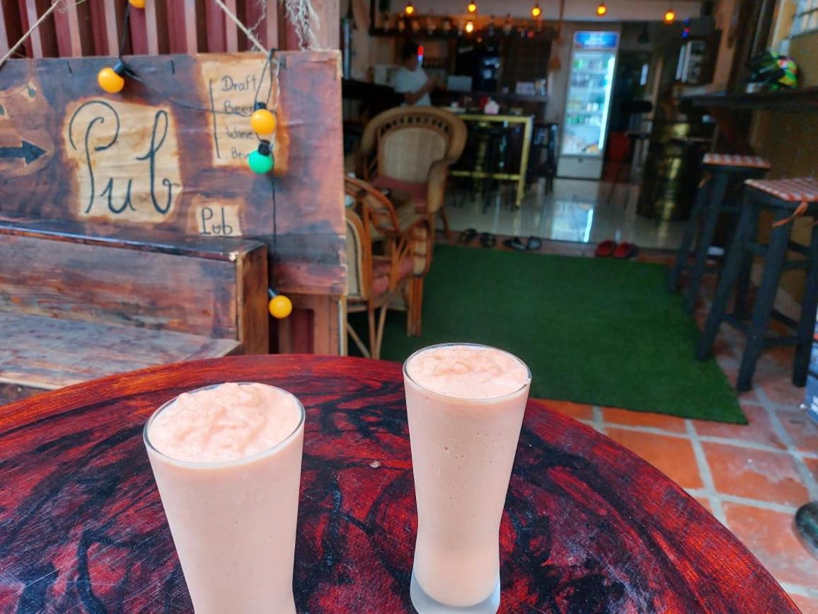 Peri Evi Hostel Phnom Penh Bassac Lane Buitenkant foto