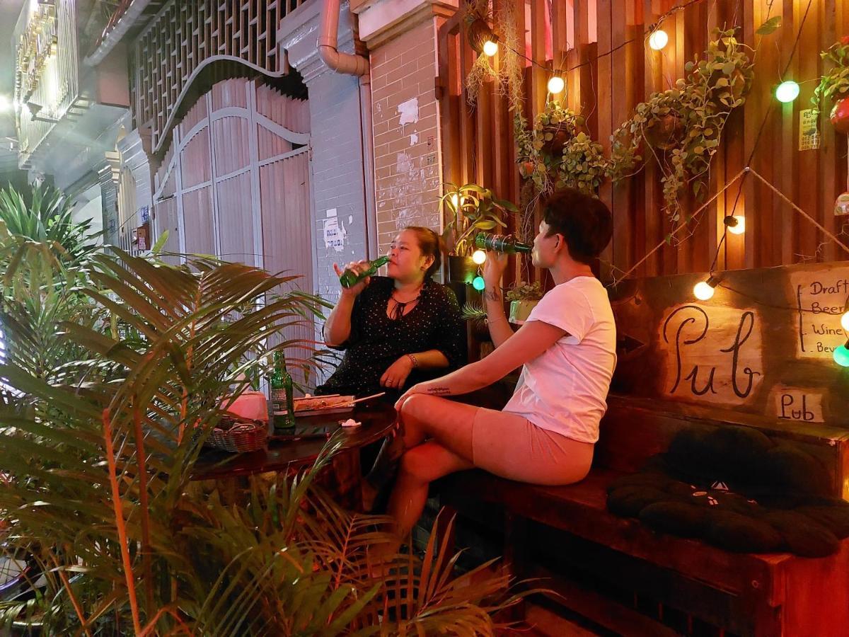 Peri Evi Hostel Phnom Penh Bassac Lane Buitenkant foto