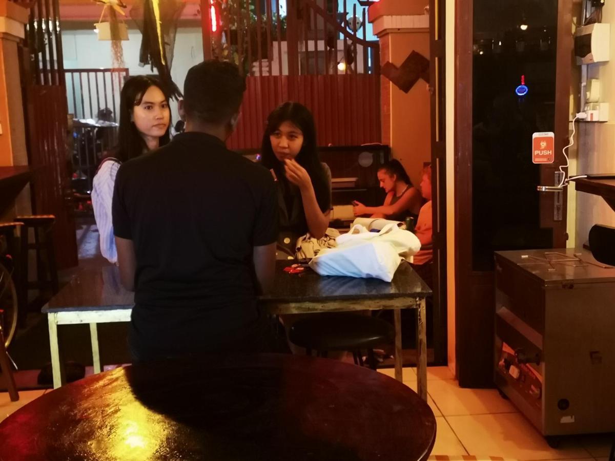 Peri Evi Hostel Phnom Penh Bassac Lane Buitenkant foto