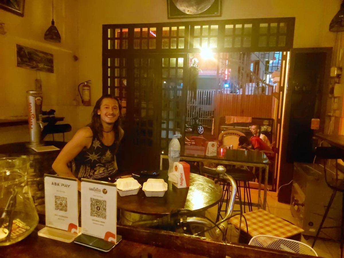Peri Evi Hostel Phnom Penh Bassac Lane Buitenkant foto