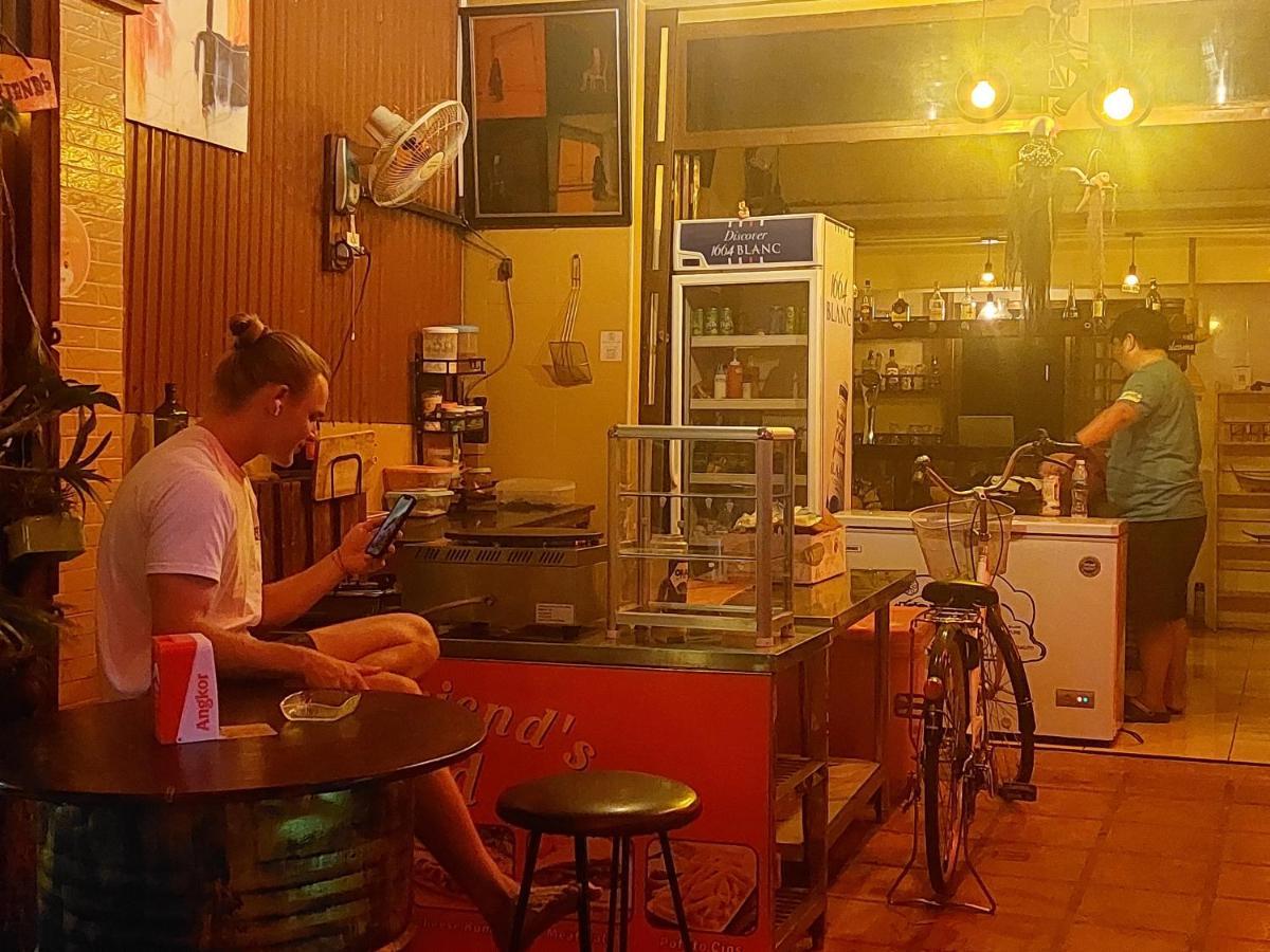 Peri Evi Hostel Phnom Penh Bassac Lane Buitenkant foto